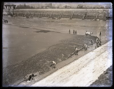 貯水池公園の沈殿池の清掃 作： Unknown